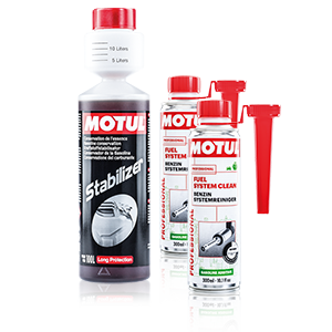 Tres aditivos de combustible Motul en botellas con tapón rojo para el cuidado del motor.
